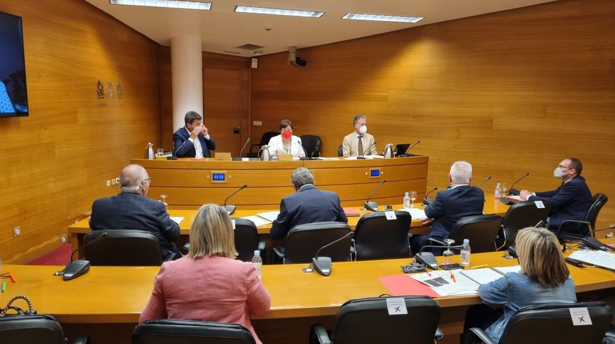 Carlos Mazón, en la tribuna a la izquierda de la imagen, en su comparecencia en comisión de las Cortes Valencianas, este lunes