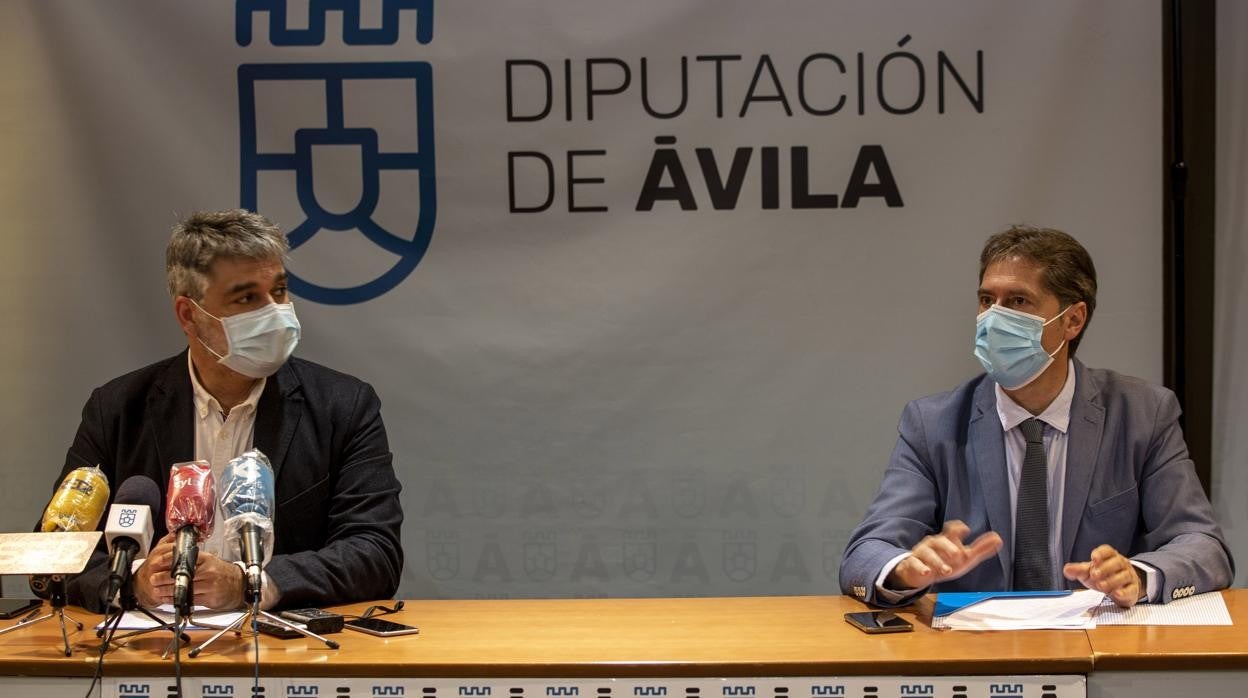 El diputado de Turismo, Asuntos Europeos y Energía, Armando García Cuenca; y el técnico del Área, Roberto Rodríguez Pindado, presentan la oferta de la Diputación de Ávila en la Feria Internacional de Turismo de Madrid (Fitur)