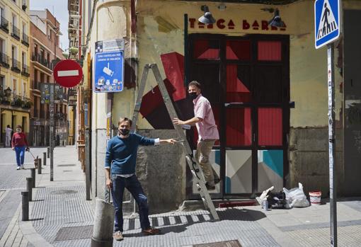 Ase Torralba pinta la Tasca Barea, en la calle de Embajadores, esquina con Rodas, regentada por Benjamín Ortega