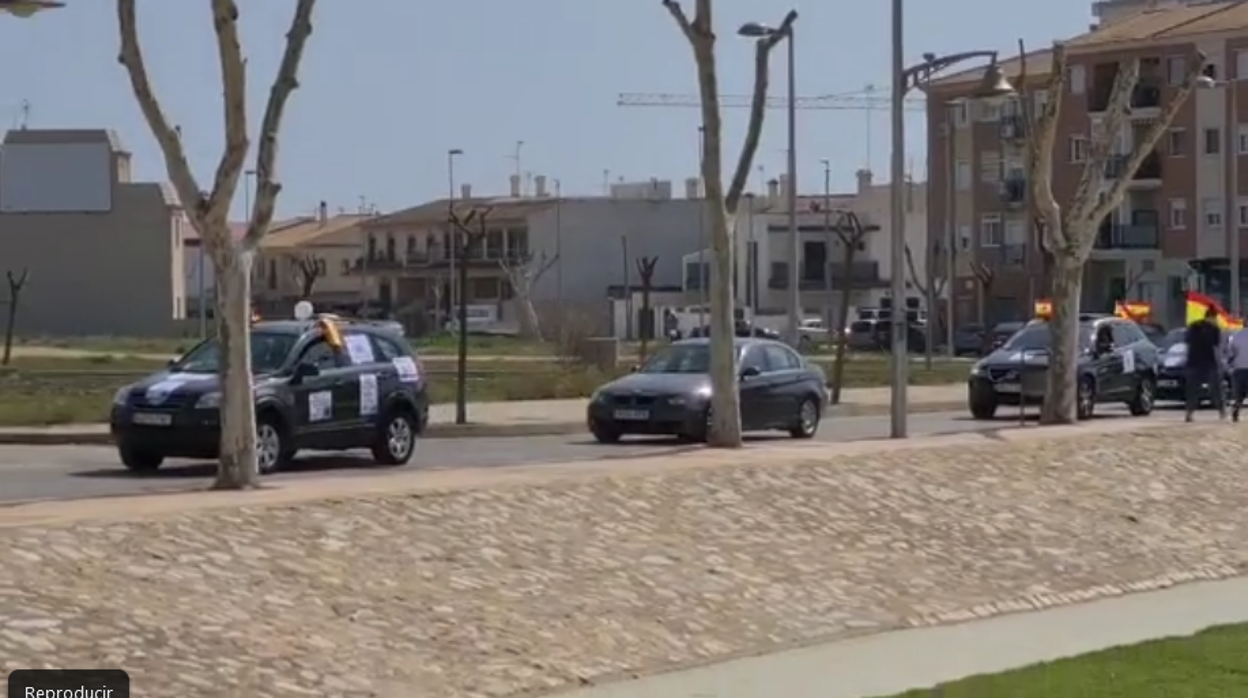 Manifestación en coche en defensa de la libertad lingüística en un municipio alicantino