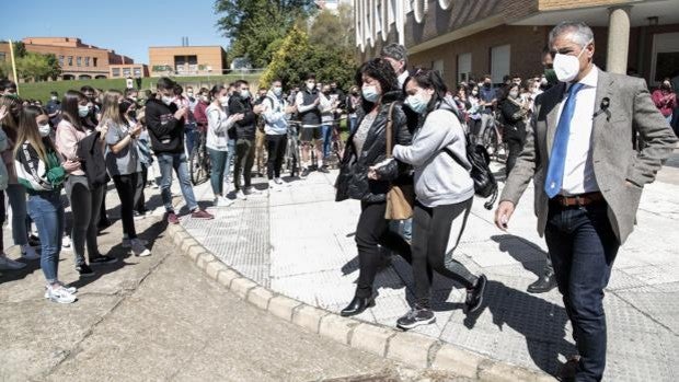 Dolor en la Universidad de León en la despedida al estudiante asesinado en la madrugada del domingo