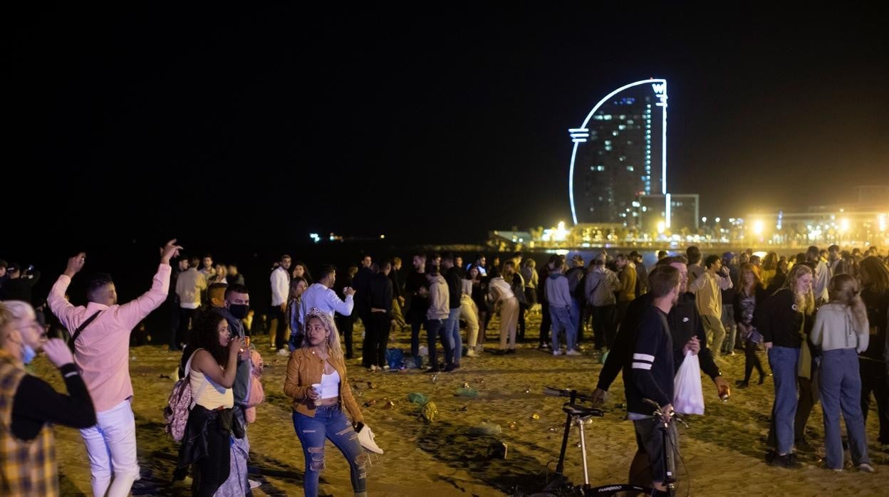 Personas bebiendo en la playa de Barcelona