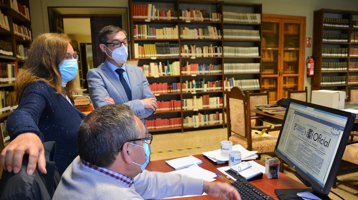 Fernando Muñoz y Flor Martín observan uno de los boletines de la República