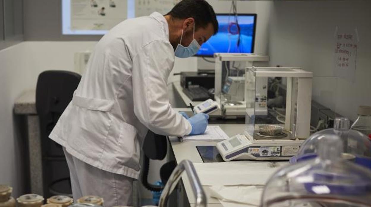 Un trabajador analiza las aguas residuales en un laboratorio de Majadahonda