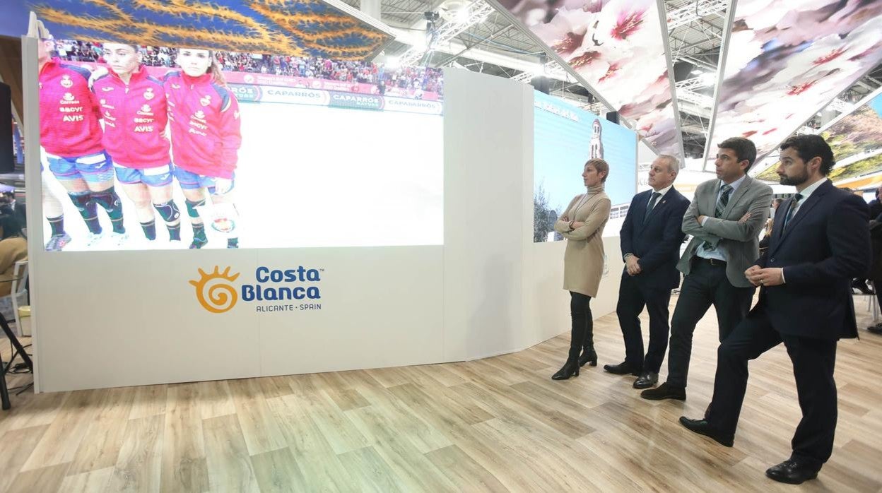 El diputado provincial de Turismo, Eduardo Dolón (derecha) y el presidente de la Diputación, Carlos Mazón (centro) en el espacio de la Costa Blanca en Fitur 2021