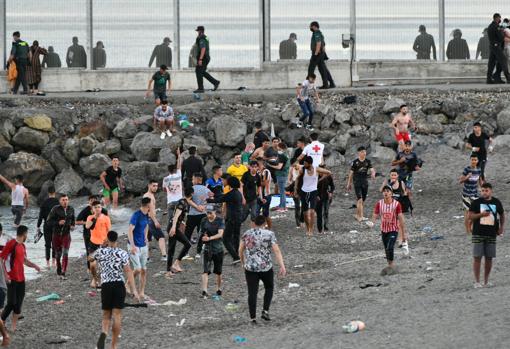 Miles de inmigrantes llegan a Ceuta ante la permisividad del Gobierno marroquí