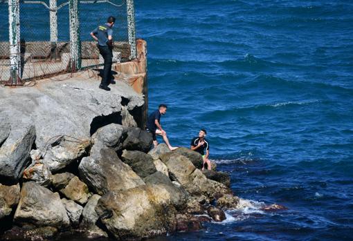 La Guardia Civil se ha visto sobrepasada por los centenares de migrantes que han llegado a Ceuta