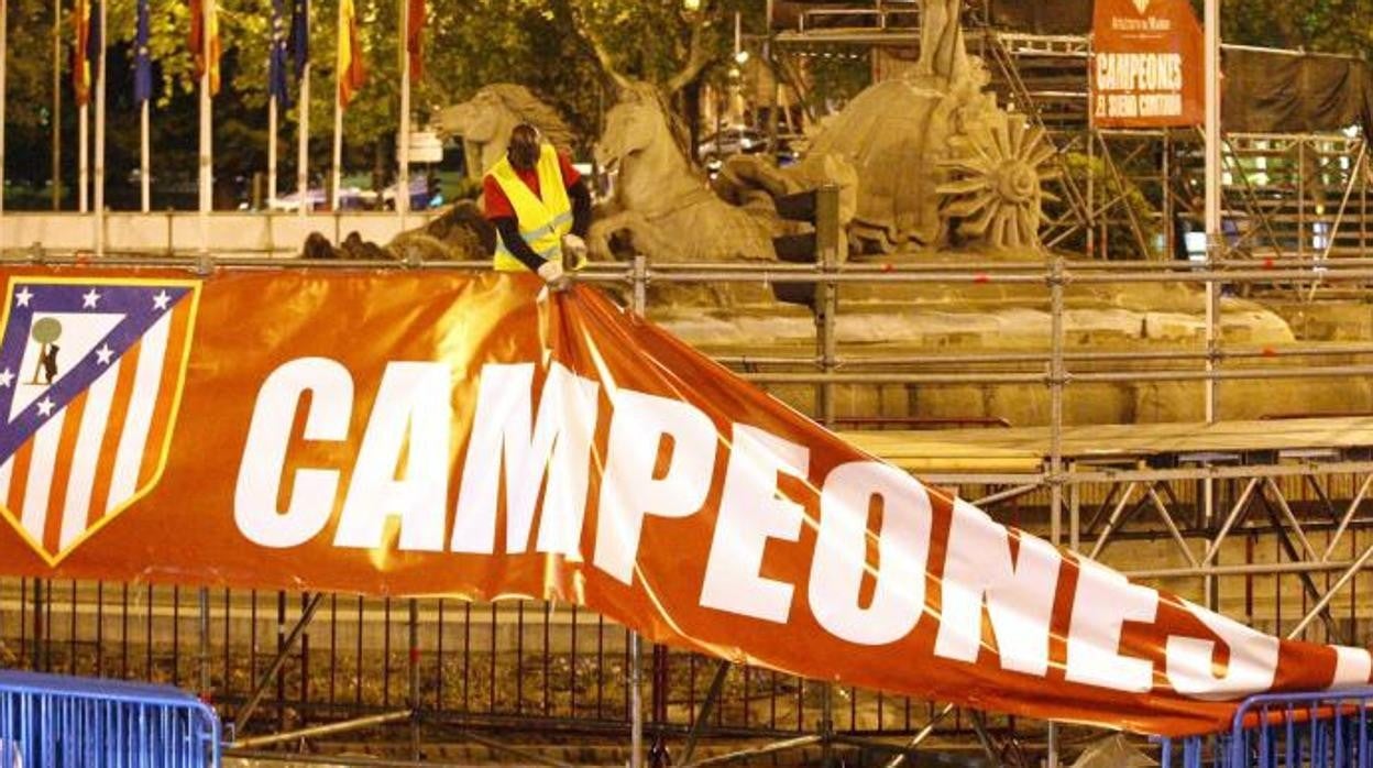 La fuente de Neptuno, vallada durante los festejos por el trunfo atlético en la Liga, en una imagen de archivo