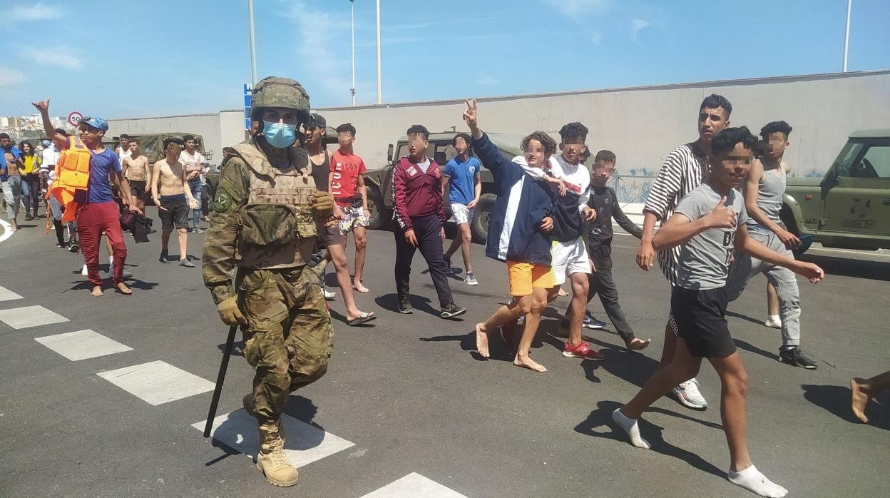 El Gobierno español movilizó hoy al Ejércitoy advirtió a Marruecos de que defenderá la integridad territorial de sus fronteras «con todos los medios»