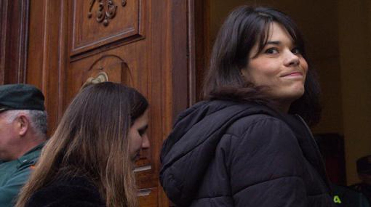 Isa Serra, a las puertas del TSJM acompañada por la hoy ministra de Podemos Ione Belarra