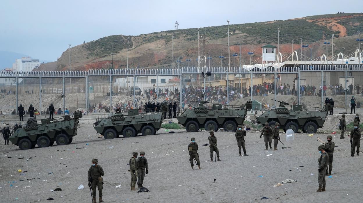 El Ejército español custodia la frontera de Ceuta con Marruecos