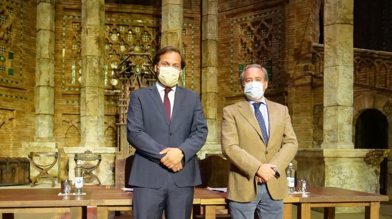 El consejero delegado de Puy du Fou España, Erwan de la Villéon, y el presidente de Fedeto, Ángel Nicolás