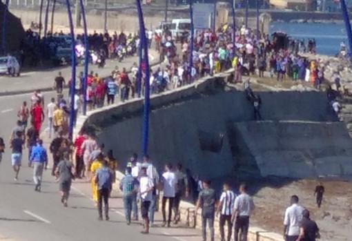 Una hilera de jóvenes retornan a Castillejos tras el fracaso de su asalto