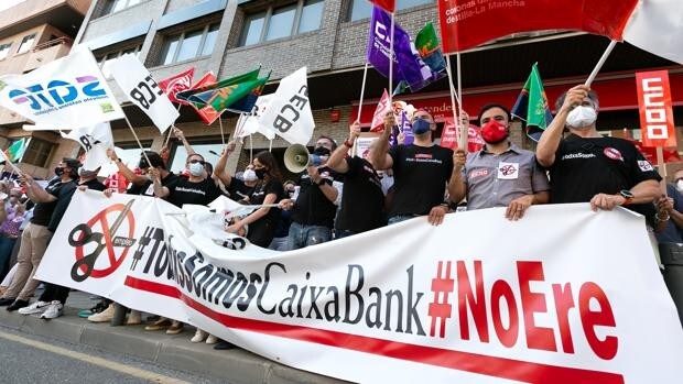 Más de 100 manifestantes en Toledo contra el ERE de CaixaBank que afectaría a 228 empleados en Castilla-La Mancha