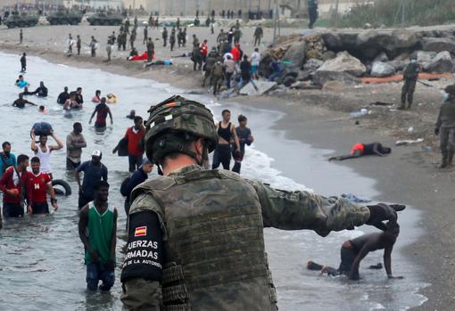 Ceuta recobra el pulso tras retornar más de 5.600 personas