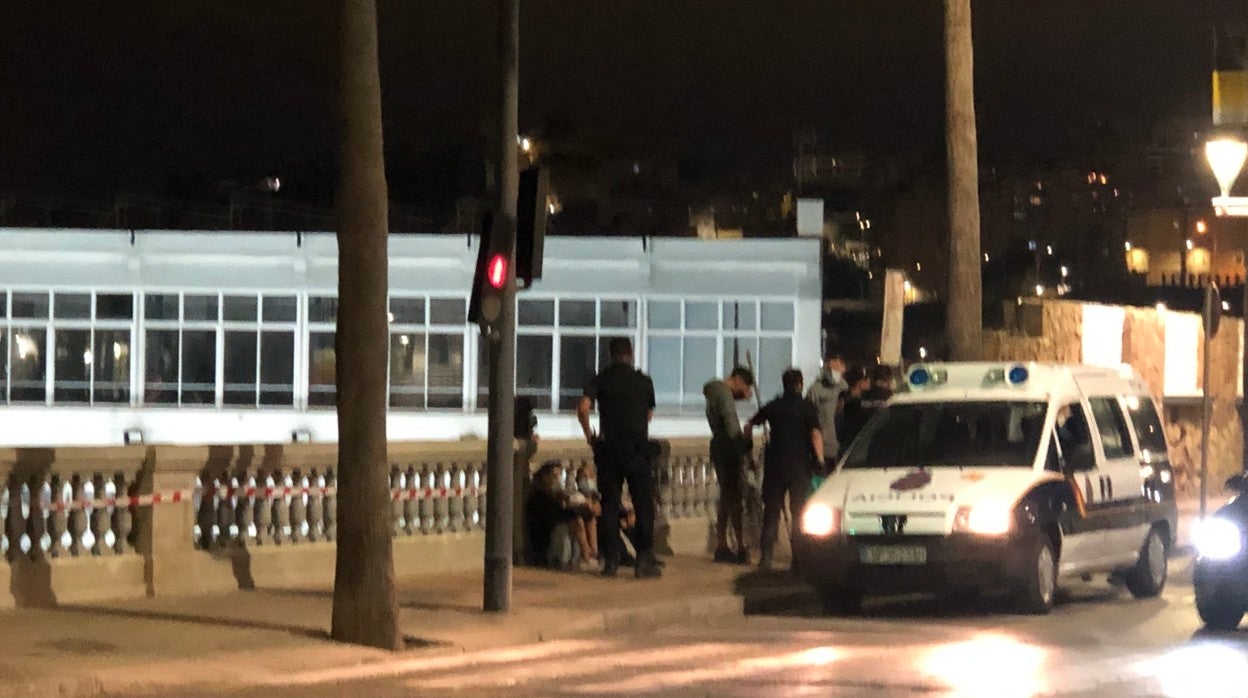 Patrulla de la Policía Nacional identificando a varios menores