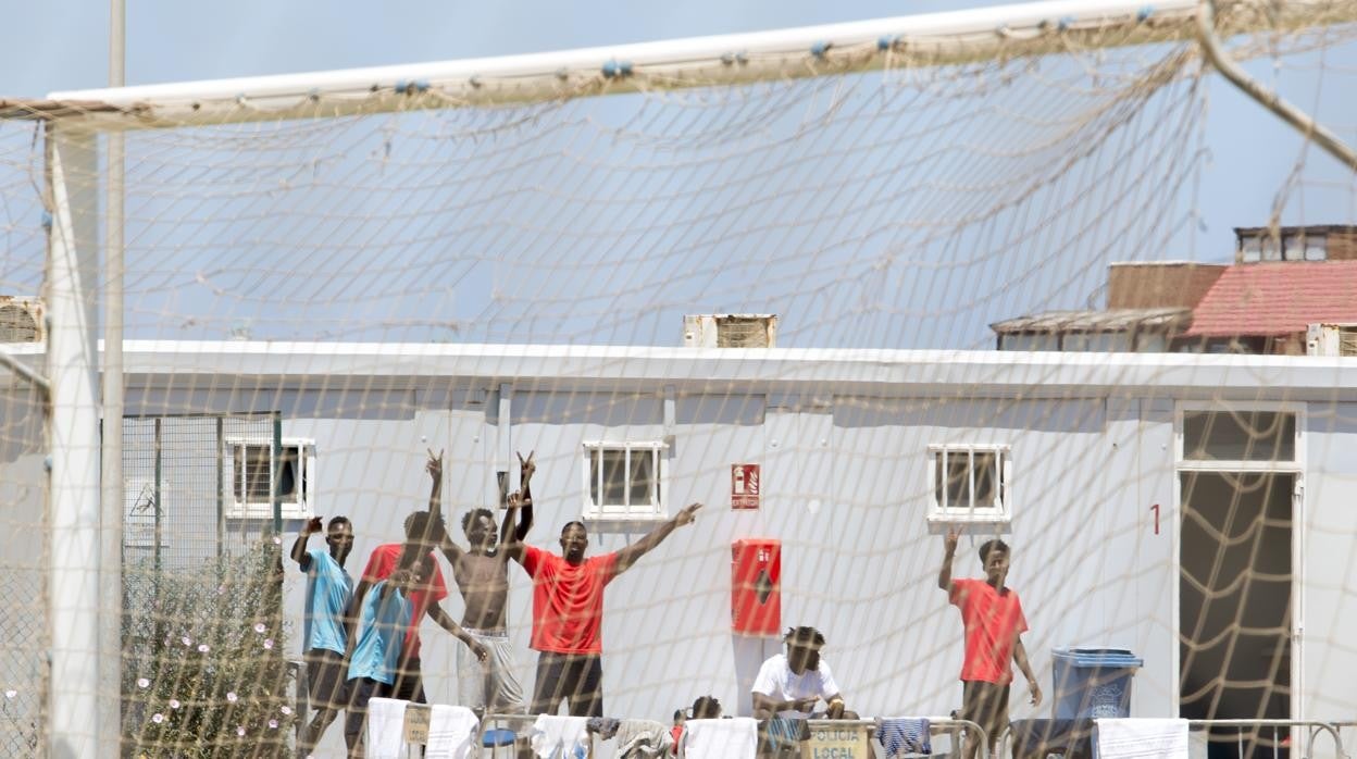 Varios migrantes en la Ciudad del Fútbol del Altos del Real a 18 de mayo de 2021, en Melilla (España).