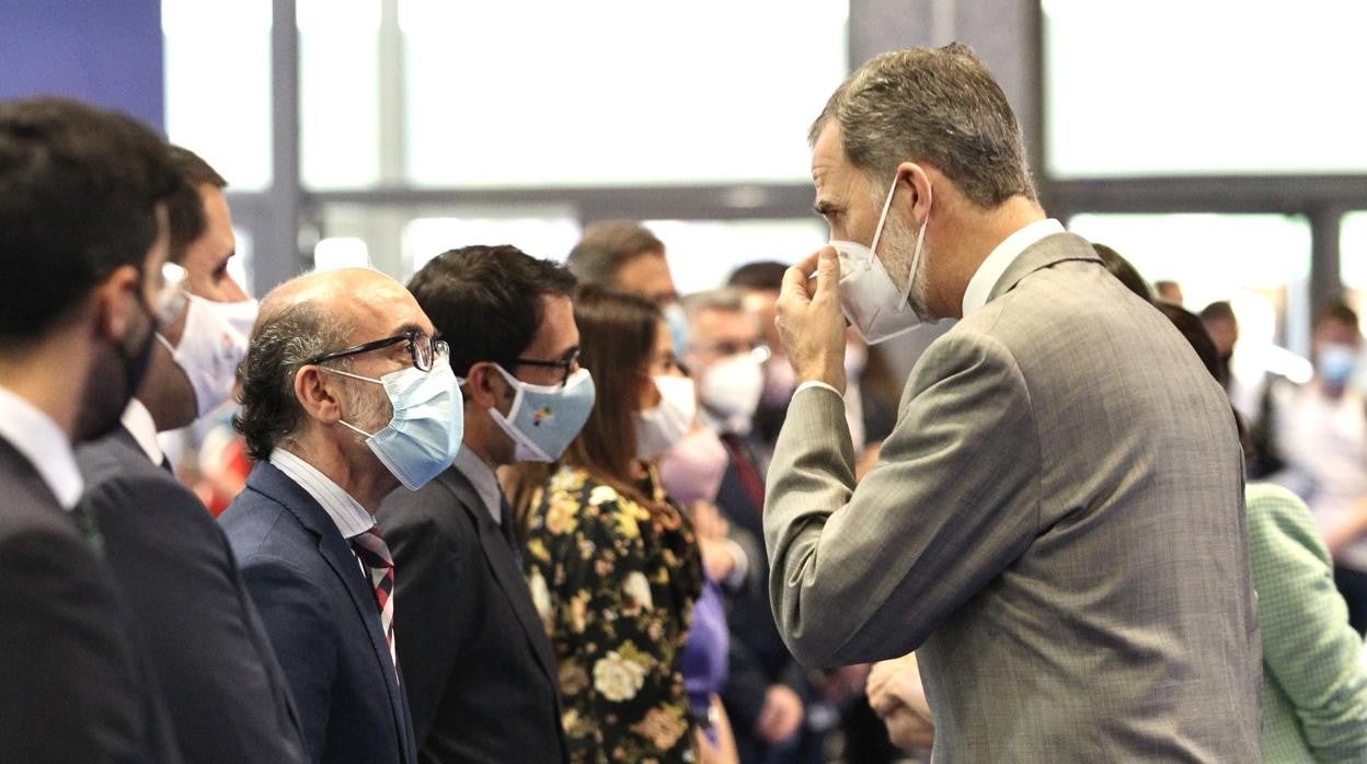 Los Reyes saludan al consejero Javier Ortega, ayer en Fitur