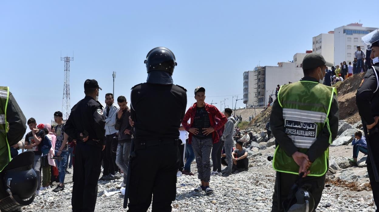 La Policía vigila a las personas que entraron a nado por el Tarajal