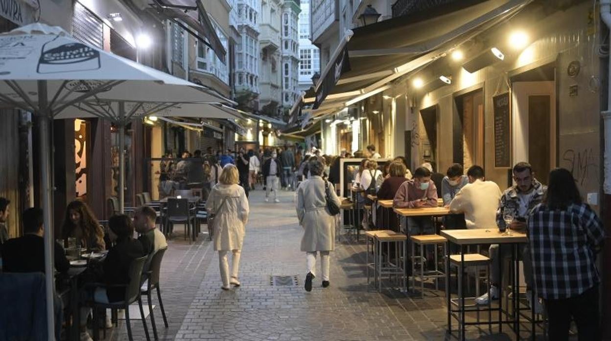 Terrazas de varios bares de La Coruña en la salida de las restricciones durante el mes de marzo