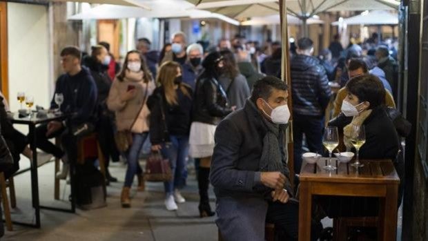 La mascarilla, «obligatoria» en el ámbito laboral en espacios comunes o si coinciden trabajadores y clientes