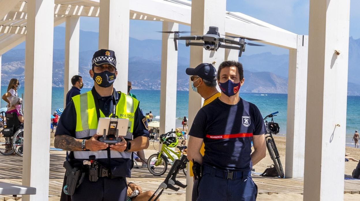 Imagen de agentes de la Policía Local de Alicante vigilando la playa con drones