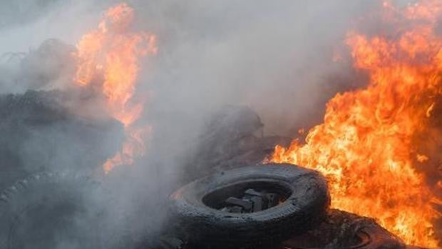 Incendio en un recinto con vehículos viejos y neumáticos en El Toboso