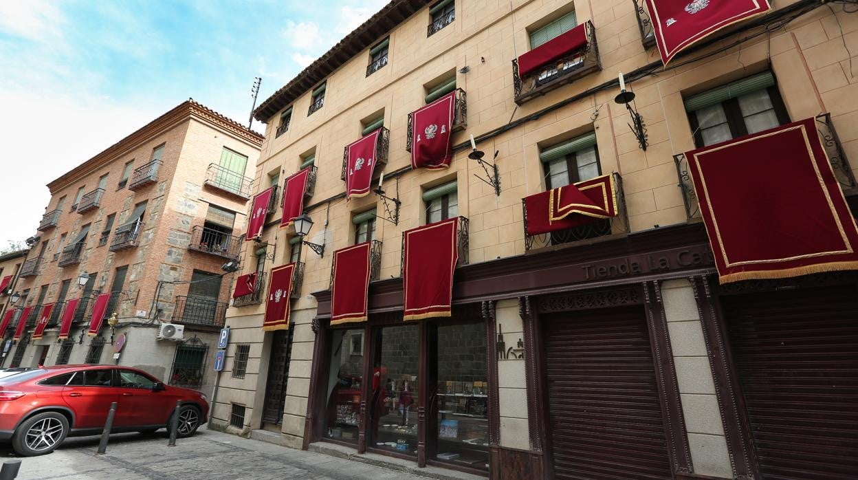 La calle Cardenal Cisneros ya tiene algunos adornos