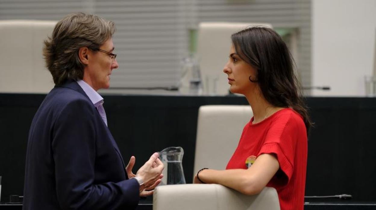 Marta Higueras y Rita Maestre hablan al inicio de un pleno