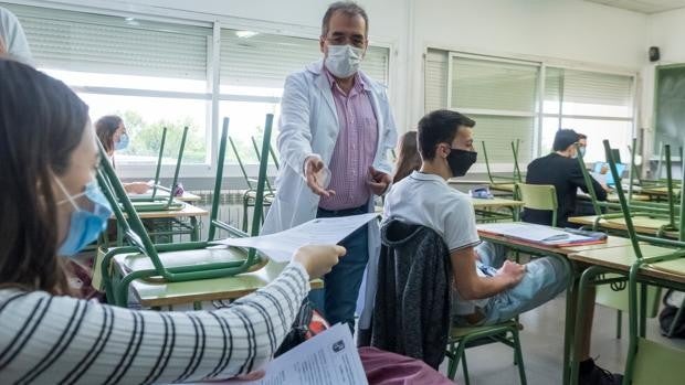 Castilla y León se desmarca de Cataluña y avisa que las mascarillas serán «obligatorias» en clase el próximo curso