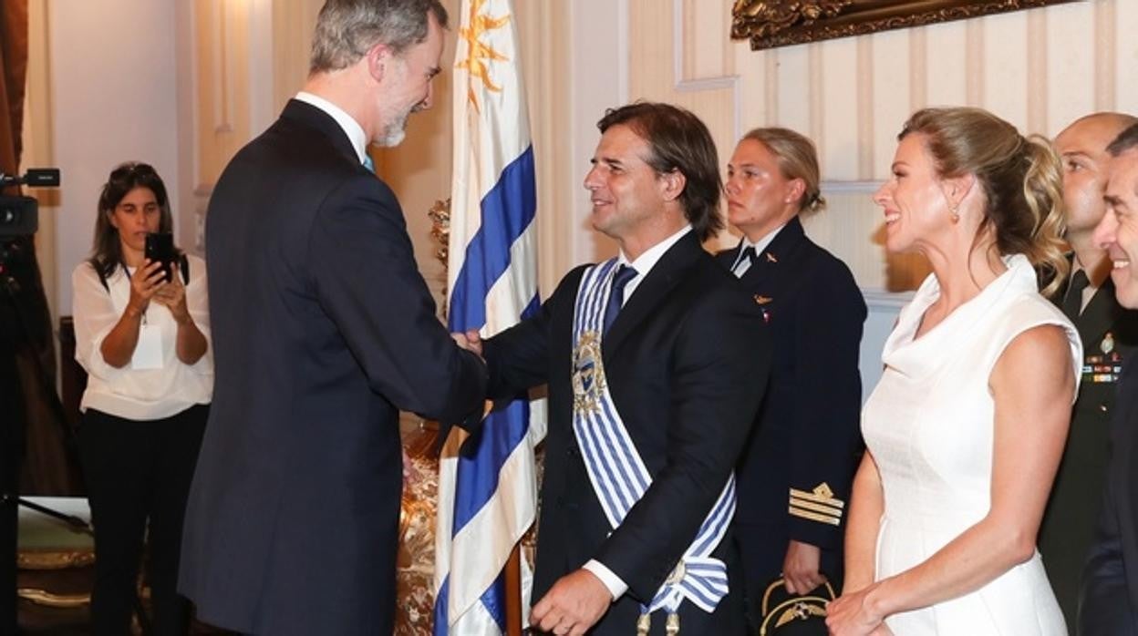 Don Felipe, en la toma de posesión del presidente uruguayo Luis Lacalle (1 de marzo de 2020), antes de declararse el estado de alarma por la pandemia