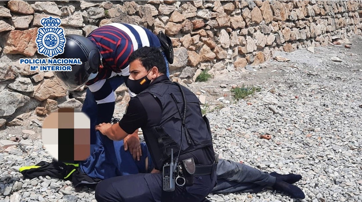 Uno de los agentes en plena maniobra de reanimación del suicida