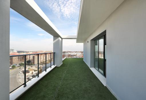 Imagen de la terraza de uno de los áticos de la promoción Hevia de AEDAS Homes en Valencia