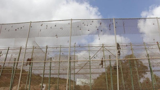 Siete saltos masivos de marroquíes por la valla de Melilla en cinco horas