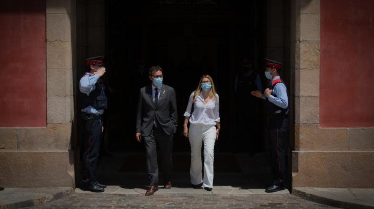 Elsa Artadi y Josep Rius, saliendo del Parlament tras la investidura de Pere Aragonès