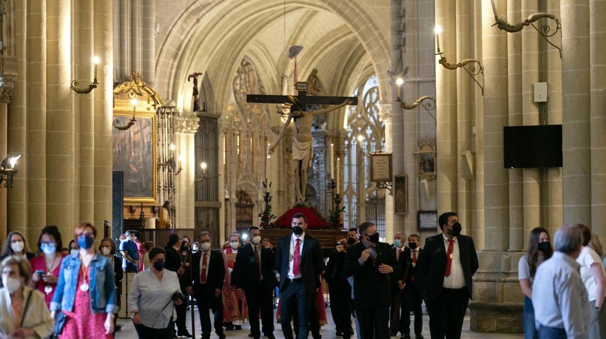 La procesión por las naves del templo primado