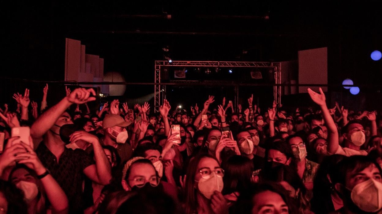 Concierto con un millar de personas, de pie y con mascarilla