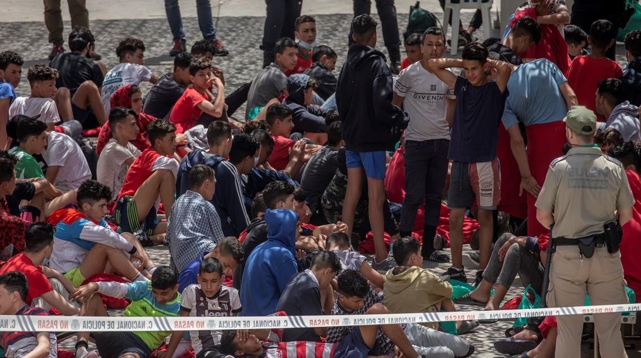 Cientos de menores esperan a ser atendidos por los servicios