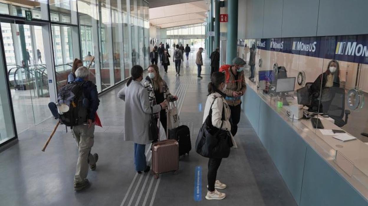 Usuarios en la recién inaugurada estación intermodal de Santiago, este sábado