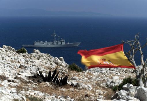 El islote de Perejil con la bandera nacional española