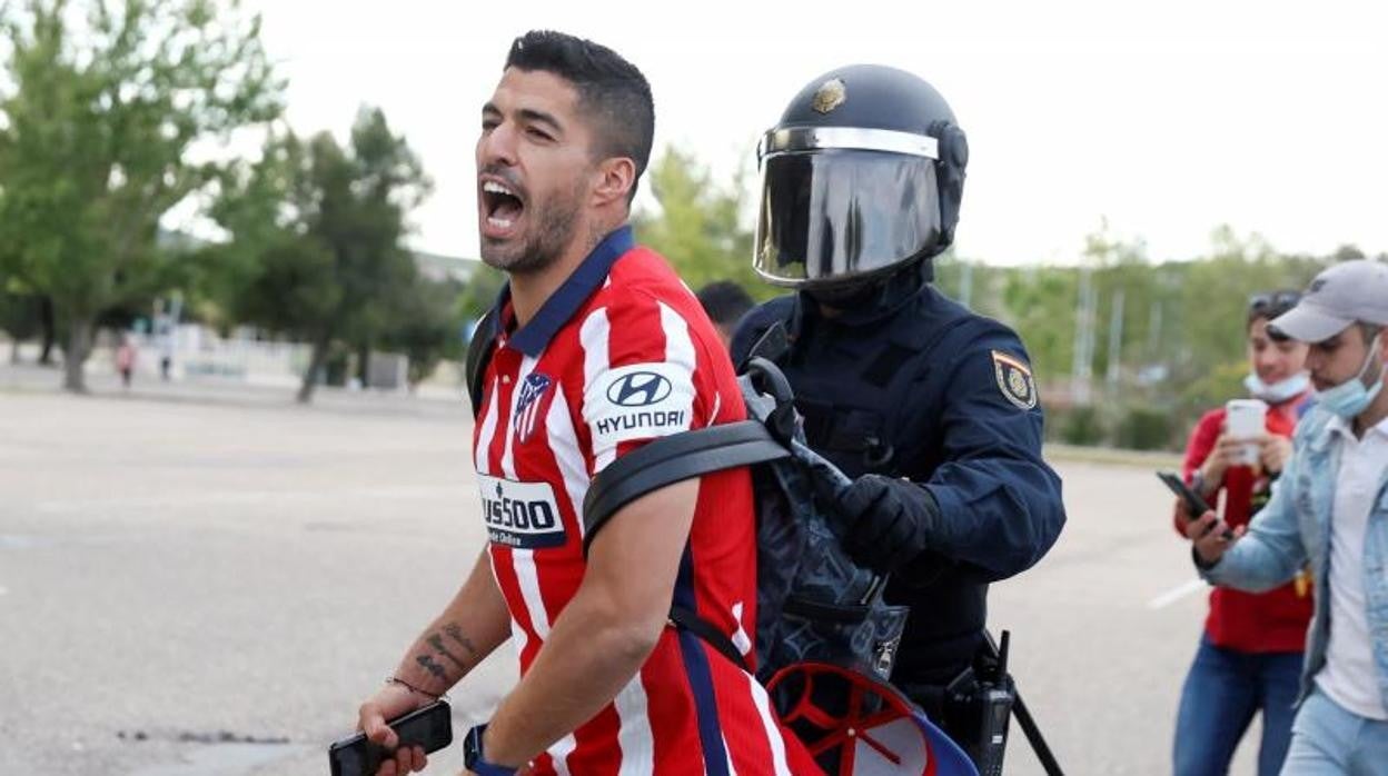 Luis Suárez tras intervenir la policía en el exterior del Zorrilla