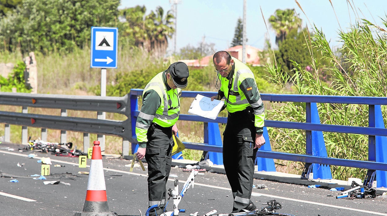 Imagen de unos agentes de la Guardia Civil en el lugar en el que se produjo el accidente