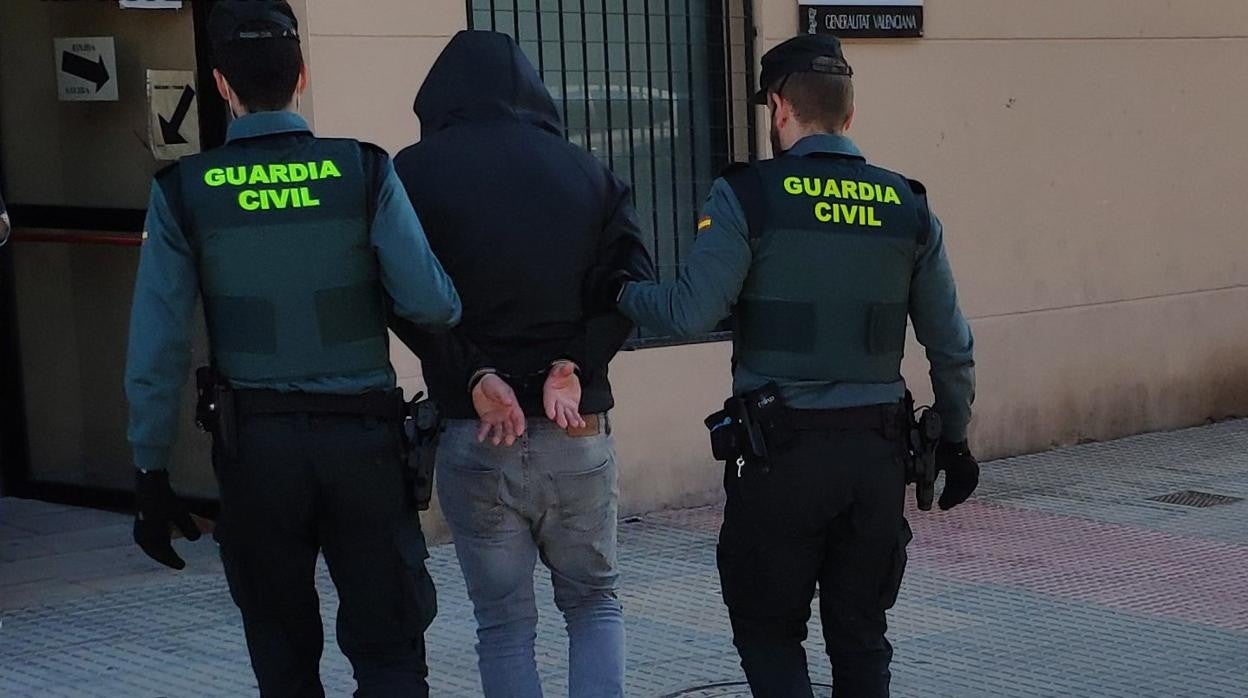 Imagen de agentes de la Guardia Civil con uno de los arrestados