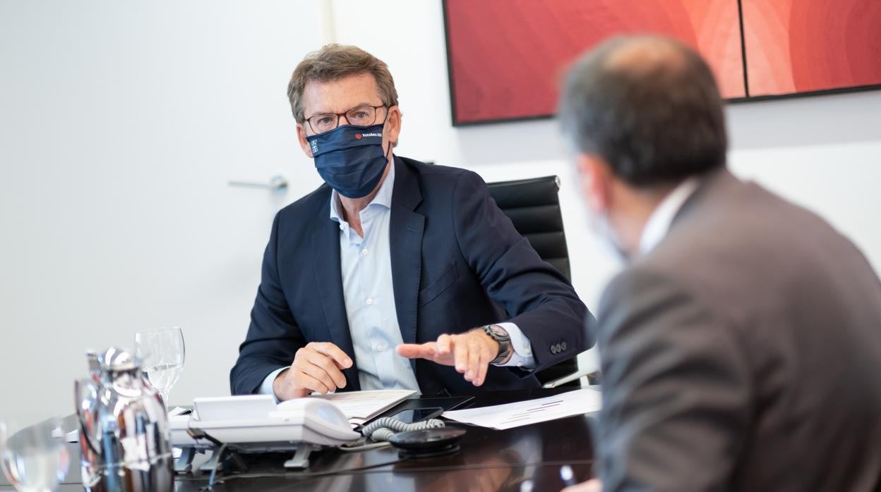 Alberto Núñez Feijóo durante la reunión del comité clínico que asesora a la Xunta