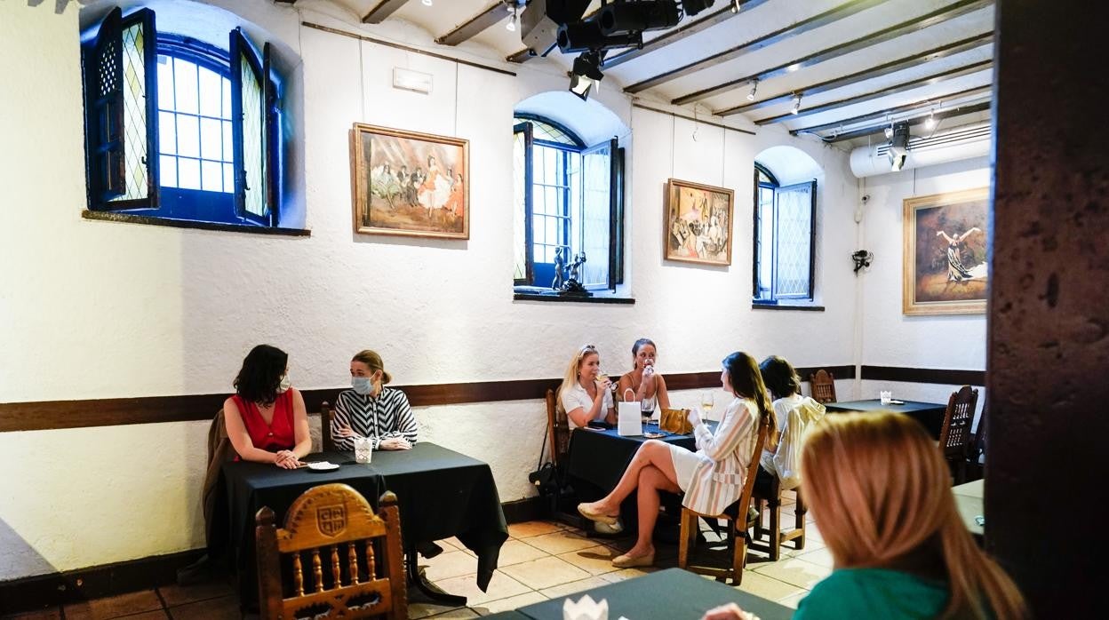 Isabel Díaz Ayuso y Marta Rivera de la Cruz, compartiendo mesa en el Corral de la Morería el jueves 20 de mayo