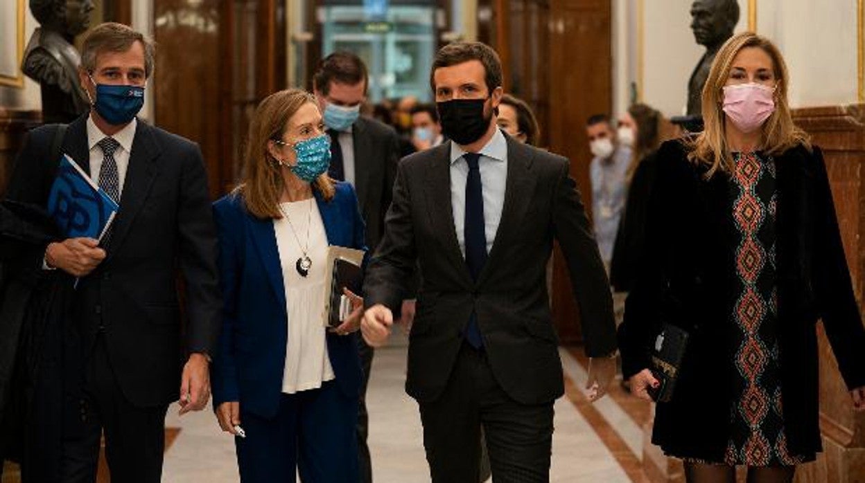 Pablo Casado, entre Ana Pastor y Ana Beltrán, en el Congreso de los Diputados