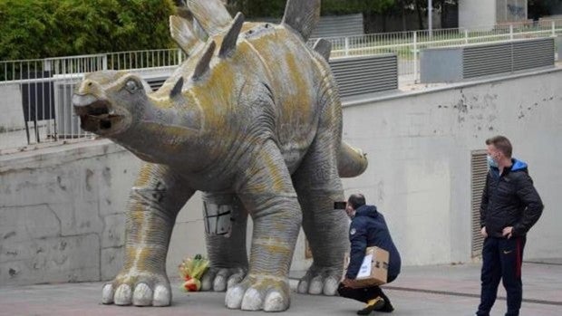 El cadáver de una persona es hallado en el interior de una estatua de un dinosaurio