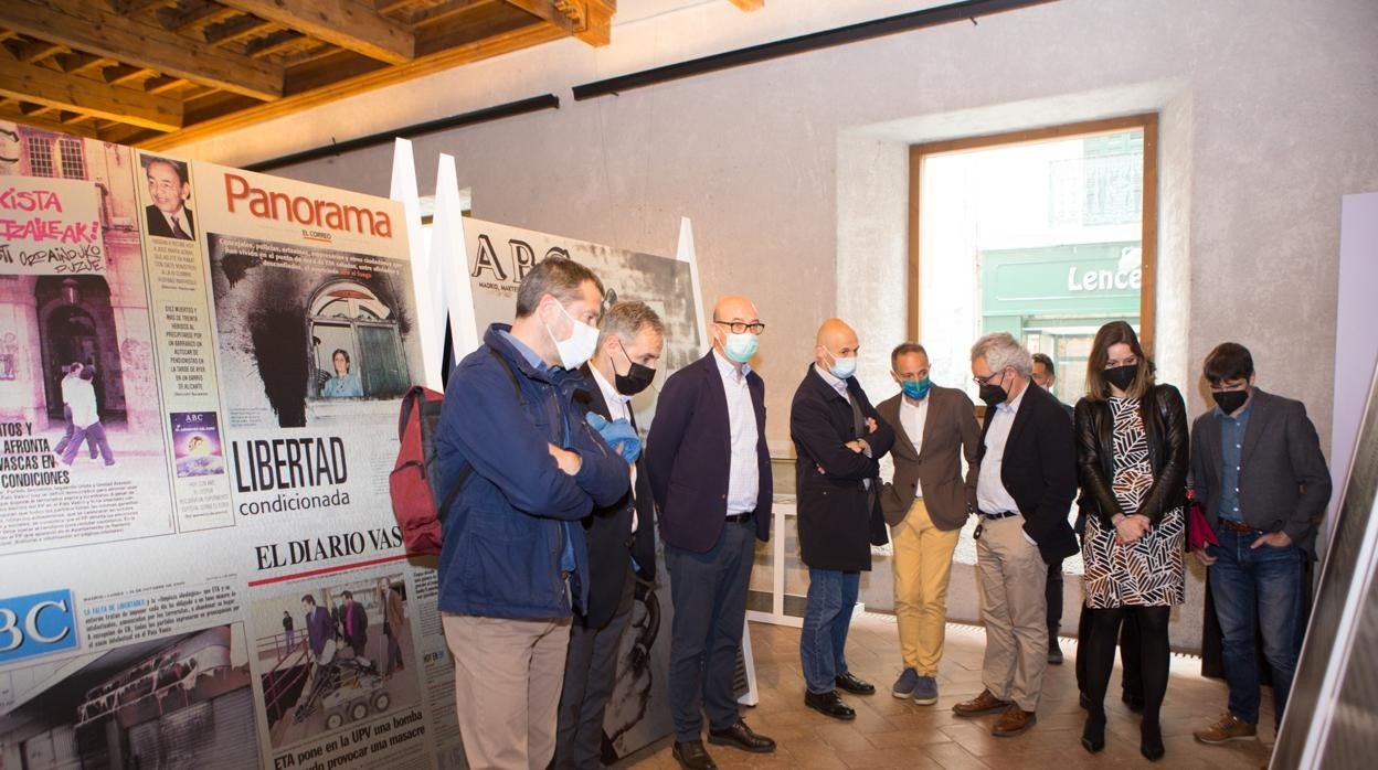 La comisión de Relaciones Ciudadanas visitó ayer la exposición "El terror a portada. 60 años de terrorismo".