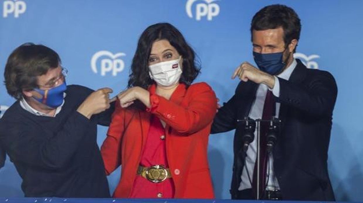 Isabel Díaz Ayuso, entre José Luis Martínez Almeida y Pablo Casado durante la noche electoral del 4-M