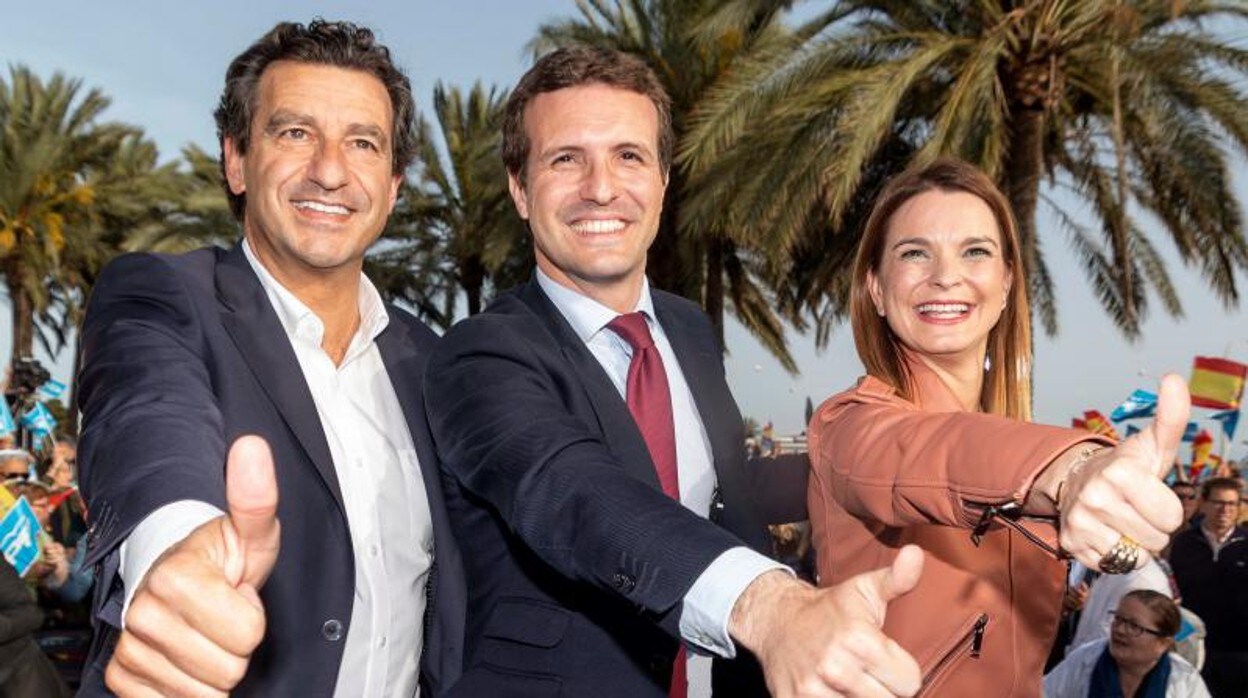 Biel Company, Pablo Casado y Marga Prohens, durante la campaña de las elecciones generales de abril de 2019
